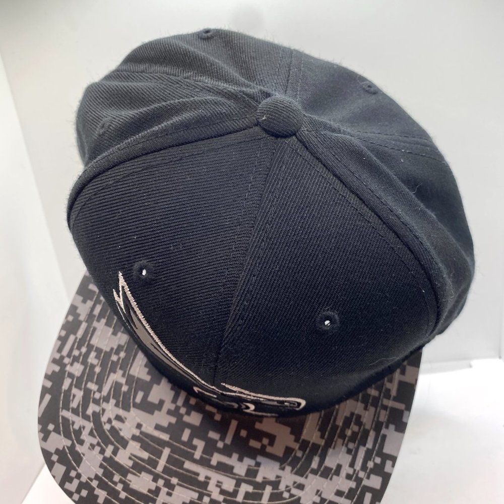 Mitchell & Ness Grey and Black Charlotte Hornets logo hat - Picture 7 of 8